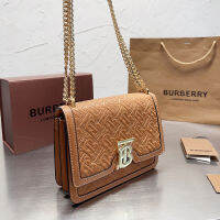 【บรรจุภัณฑ์กล่องของขวัญ】กระเป๋ากระเป๋าทรงเต้าหู้ Burberry ดั้งเดิมสไตล์คลาสสิก TB ล็อคด้านบนกระเป๋าโซ่แบบหนังของขวัญวันนี้ Bag21ไหล่ข้างเดียว * 14ซม.