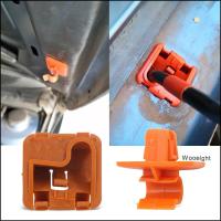 Wooeight 1U0823570A พลาสติกรถ Roomster Hood Bonnet Rod Bracket Buckle Clip สำหรับ Skoda Fabia Octavia MK2 2004 - 2012 2013