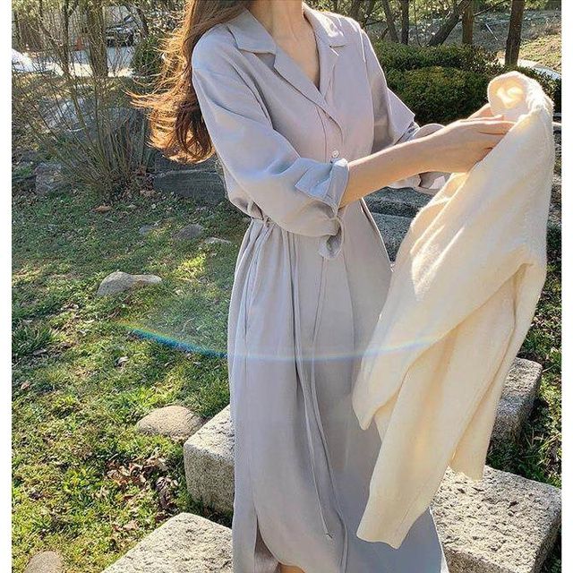 เดรสเชิ้ตผู้หญิงผ่าข้างสไตล์เกาหลี-เดรสมิดิทรงหลวมลำลองเสื้อแขนยาวแบบใหม่ในฤดูใบไม้ร่วงชิคสีพื้น
