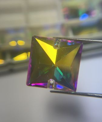 พลอยสี่เหลี่ยมก้นแบน เย็บสอย 2 รู ก้นฉาบปรอท  ( 22 mm ) GM Crystal 22mm square china sew-on AB crystal 2 holes