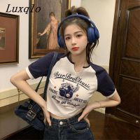 Luxqlo เสื้อยืดแขนสั้นวินเทจสีตัดกันสำหรับผู้หญิงเสื้อยืด Cewek Seksi เข้ารูปดีไซน์เฉพาะช่วงฤดูร้อนฉบับภาษาเกาหลีเสื้อครอปคอวีขนาดเล็ก