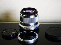 Olympus M.Zuiko 45mm F1.8 และสามารละลายฉากหลังได้อย่างสวยงามพร้อม โบเก้ ดวงกลมโตขนาดใหญที่ฉากหลัง ด้วยการออกแบบให้มีรูปทรงขนาดเล็กกะทัดรัด และน้ำหนักเบา ให้การถ่ายภาพที่ต้องการให้ตัวแบบ มีความคมชัดสดใส โดดเด่น หรือหลุดลอย จากสภาพแวดล้อมรอบข้าง เป็นเรื่องท