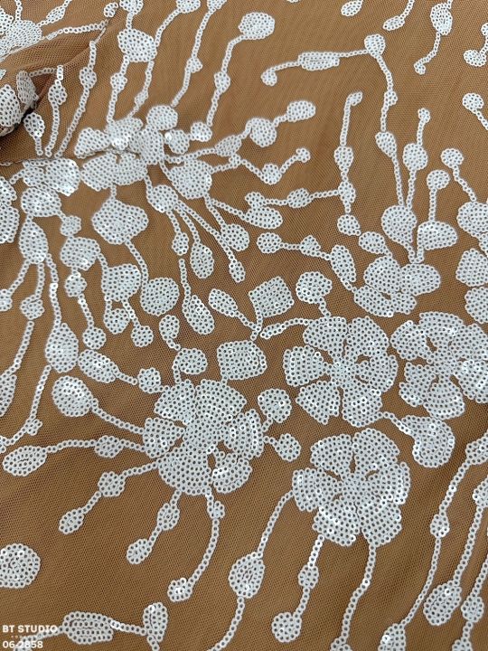 เดรสสั้นแขนยาวคอกลม-แต่งกริตเตอร์สีขาวปักเป็นลายดอกไม้ทั้งชุด-ตัดเนื้อผ้าซับในสีเนื้อ-งานสวยเนื้อผ้าดี-มีซับใน-ซิปหลังจ้