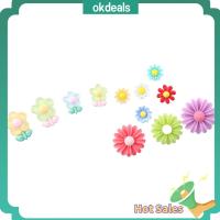 OKDEALS เรซิน เครื่องประดับดอกเดซี่ มีสี มินิมินิ ดอกไม้ลูกปัดลูกปัด สำหรับสมุดเก็บภาพงานฝีมือแบบทำมือ รูปดอกเดซี่ เครื่องรางหลังแบน สำหรับทำเครื่องประดับ