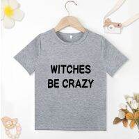 Witches Be Crazy พิมพ์ตัวอักษรเสื้อยืดสีขาวสำหรับเด็กคอกลมแบบมินิมอลสำหรับฤดูร้อนเสื้อยืดสำหรับเด็กเสื้อคลุมเข้ากับทุกเพศ