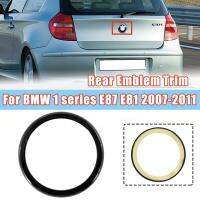 ฝาครอบตกแต่งติดสัญลักษณ์รถกระบะหลังรถสำหรับ BMW E87 E81 1 Series 2007-2011สีดำ Lis Pigura โลโก้ด้านหลัง