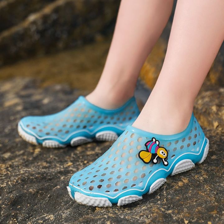hot-sale-parent-child-childrens-seaside-beach-shoes-men-and-women-summer-non-slip-soft-soled-wading-medium-sized-sandals-birds-nest-hole