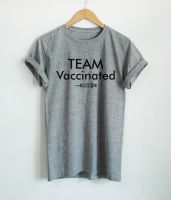 TEAM VACCINATED ทีม ฉีดวัคซีนแล้ว เสื้อยืด เสื้อยืดสกรีน เสื้อยืดฉีดวัคซีน เสื้อยืดตลกๆ เสื้อยืดวัยรุ่น