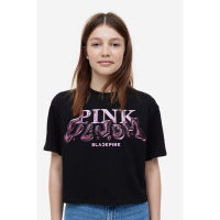 เสื้อครอปแขนสั้นโอเวอร์ไซส์ทรงคอกลมสีดำผ้าคอนตอน ด้านหน้าสกรีน “ Pink Venom, Blackpink” s-5xl o