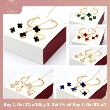 Gold jewellery store pendant set