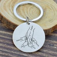 Custom Papa and Kids Name Keychain Personalized Dady Holding Hand Key Chains Stainless Steel Engraved Pendant Fathers Day Gift