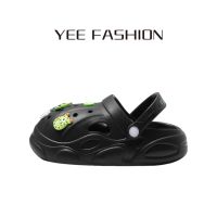 Yee Fashion รองเท้าแตะชาย รองเท้า ชาย เท่ๆ รองเท้า ชาย แตะ รองเท้าแตะยางนิ่มแบบสวมรัดส้น หัวโต กลางแจ้ง รองเท้าชายหาด 22091903 v