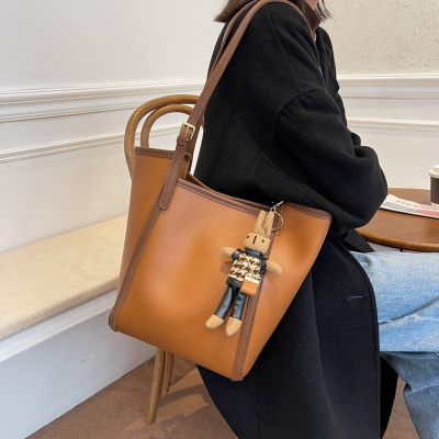 Large capacity bucket bag new winter 2021 small bump color commuter tote bags fashionable ins single shoulder bag restoring ancient ways