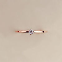 แหวนหมั้นหญิง18K เครื่องประดับแหวนเพชรไทเทเนียมชุบทองคำสีกุหลาบของขวัญแต่งงานแหวนเพชรแหวนเชื่อมเพชรจำลอง