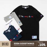 ✖Soda Spot Championebar เสื้อยืดแขนสั้นโลโก้ปักสี Cursive ซึ่งมีความเสื้อยืดโมเดลสำหรับคู่รักชายและหญิง