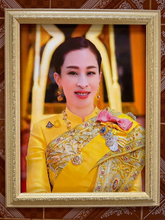 กรอบรูปมงคลเจ้าฟ้าพัชรกิติยาภา-องค์ภาฯ-ทรงชุดทอง-กรอบรูปขนาด-18x23-นิ้ว-ใส่ภาพขนาด-15x20-นิ้ว-ภาพมงคล-ของขวัญ-ของที่ระลึก