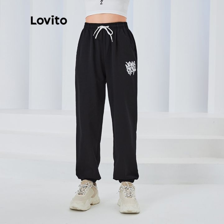 lovito-กางเกงจ็อกเกอร์-ความยาวแบบเต็ม-เอวสูง-ผูกเชือก-พิมพ์ลายตัวอักษร-ทรงหลวม-ตรง-สไตล์สปอร์ต-l04068-สีดำ