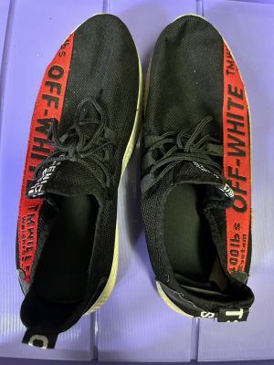 รองเท้า ผ้าใบ OFF WHITE สีดำ ลายตัดสีแดง ใหม่มาก แทบจะไม่ได้ใส่ SIZE 44 วัดความยาวเท้าได้ 30CM ขายตามสภาพนะครับ ราคาถูกมาก ของพ่อค้าใส่เอง