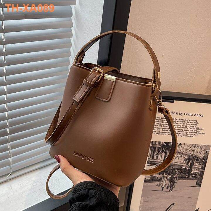 กระเป๋าผู้หญิงกระเป๋าถือสีบริสุทธิ์-2023-ใหม่-ins-all-match-texture-retro-single-shoulder-messenger-bucket-bag