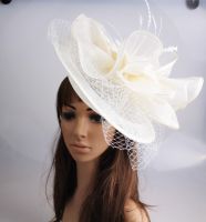 Sinamay Fascinator Headwear Feather ผ้าคลุมหน้าเจ้าสาวปาร์ตี้แสดงอุปกรณ์เสริมผมงานแต่งงาน Millinery ค็อกเทลหมวกแฟนซีสี MYQ112