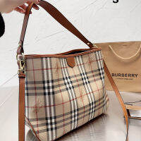 Burberry ดั้งเดิมแฟชั่นกระเป๋าช้อปปิ้งคลาสสิกแบบลำลองกระเป๋าแบบหนีบแขนระเบิดขายดีสำหรับผู้หญิง Crossbody Bag39 * 31ซม.