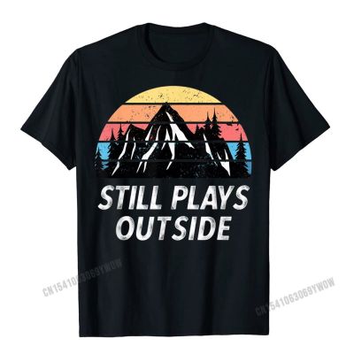 T-shirt เสื้อยืด พิมพ์ลาย Pun Still Plays Outside Hike Trail Outdoors สําหรับผู้ชายS-5XL  NKC0