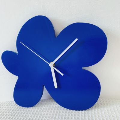 J31 INS นาฬิกาเงียบปิดเสียงทรงดอกไม้นาฬิกาแขวนผนังสีฟ้า Klein ย้อนยุคสไตล์นอร์ดิกสำหรับประติมากรรมตกแต่งบ้านของประดับโต๊ะทำงานอุปกรณ์ประกอบฉากถ่ายรูป