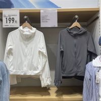 UNIQLO Yiyi ไฟกันยูวีสำหรับฤดูร้อนแห้งเร็วมีฮู้ดและซิปตาข่าย Y444531เป็นเสื้อผ้าการอาบแดดที่ได้รับการป้องกัน