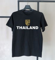 เสื้อยืด ฟุตบอลทีมชาติไทย เสื้อยืดคอกลมเนื้อผ้าคุณภาพ ระบายอากาศได้ดี ไม่ย้วย ไม่ยับ ใส่ได้ทั้งชายและหญิง