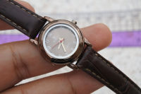 นาฬิกา Vintage มือสองญี่ปุ่น EIRNA ระบบ QUARTZ ผู้หญิง ทรงกลม กรอบเงิน หน้าปัด 25มม. สายหนังใช้งานได้ปกติ สภาพดี ของแท้ ไม่กันน้ำ