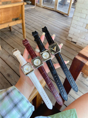 LVs นาฬิกาแฟชั่นลำลองสำหรับผู้หญิง All-Match Girl สายรัดข้อมือแบบคลาสสิกหน้าปัดสี่เหลี่ยมนาฬิกาสามสายหนังนาฬิกาทุกวัน2021