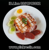 โมเดล  ข้าวหมูกรอบ ปลอม จาน 9 นิ้ว จานละ 900 บาท ข้าวหมูแดงปลอม ข้าวหมูกรอบปลอม  หมูกรอบ