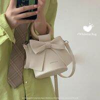 Niche bow bag หญิง 2022 ฤดูร้อนใหม่ยอดนิยม all-match messenger กระเป๋า fairy แฟชั่นกระเป๋าถังแบบพกพา