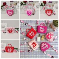 CRNGW กระเป๋าสะพายซิลิโคนบาร์บี้รูปหัวใจสีชมพูบาร์บี้กับ Tali Bahu Dompet Koin บาร์บี้การ์ตูนน่ารักกระเป๋าสตางค์ซิลิโคนรูปหัวใจตุ๊กตาบาร์บี้ของเล่นเด็กผู้หญิง