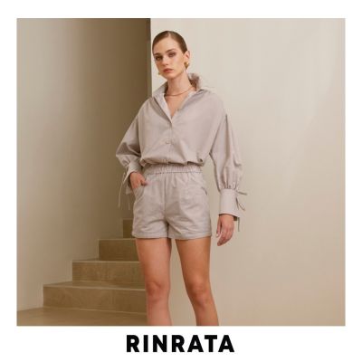 RINRATA - Quinn Set เสื้อเชิ้ต เสื้อ Blouse ลายเส้น สีน้ำตาลสลับขาว มีดีเทลรูดช่วงแขน โบผูกปลายแขน มาพร้อมกับกางเกงขาสั้น ชุดไปเที่ยว ไปทะเล