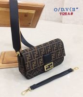 กระเป๋าสะพายข้าง Fendi 11 นิ้ว