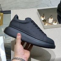 Kasut hitam McQueen lelaki tebal bawah pasangan model kecil putih kasual bernafas semua papan perlawanan/Black McQueen mens shoes thick bottom couple small models white casual breathable all match Board