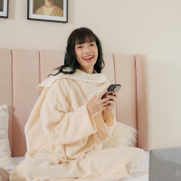 [New Size 110x160cm.] Mollisblanket ผ้าห่มมีแขนสีครีม Premium Ivory