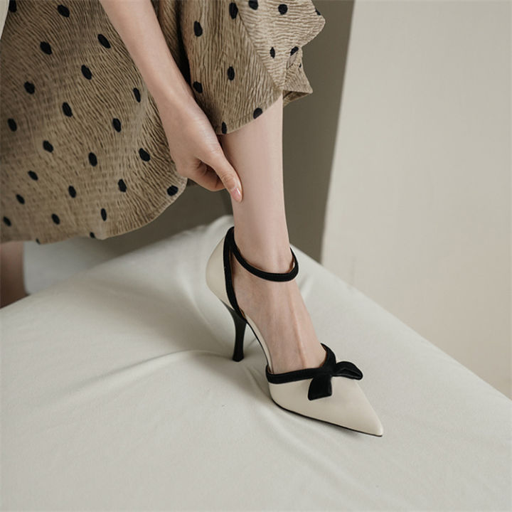 รองเท้าแตะแบบเรโทรสีขาวนวลสำหรับผู้หญิงทรงแหลมมีโบว์สีรองเท้าส้นสูงรองเท้าแตะแฟชั่นสไตล์โรมฤดูร้อน
