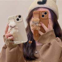 Case สำหรับ iPhone 13 12 11 Pro X XS MAX XR 7 8 Plus + 12 13มินิยืนข้อมือวงหรูหราน่ารักหมีกรณีโทรศัพท์มือถือครอบคลุมปกเชลล์นุ่มกรณีโทรศัพท์มือถือ