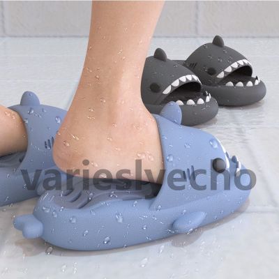（A So Cute）❇แอลยูเอสบี☼นวดฝ่าเท้ารองเท้าแตะฉลาม/ผู้หญิงกันน้ำรั่วสำหรับอาบน้ำในห้องน้ำรองเท้าแตะกันลื่นกลวงรองเท้าแตะหนา/ก้าวขึ้นลงรองเท้าแตะในครัวเรือนสำหรับคู่รักรองเท้าแตะผู้ชาย