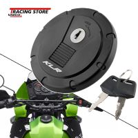 [2023ร้อน] KLR 650ฝาปิดถังน้ำมัน250สำหรับ KAWASAKI KLR650 KLR250 KL250ซุปเปอร์เชอร์ปา1999-2018อุปกรณ์เสริมรถจักรยานยนต์ฝาครอบน้ำมันก๊าซกุญแจล็อค