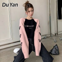 Du Yan เสื้อกันหนาวแบบสั้นตัวอักษรรักสีตัดกันแฟชั่นคอกลมใหม่สำหรับฤดูหนาวของผู้หญิง