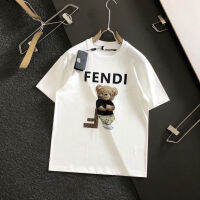 Fend.i เสื้อยืดการ์ตูนหมีหลายกระบวนการรวมตัวอักษรแนวโน้มแขนสั้นพิมพ์ลาย T คอกลมธรรมดาพร้อมแขนครึ่ง