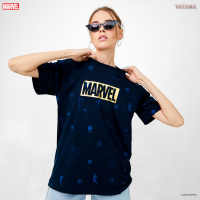 VATANA - เสื้อยืดแขนสั้น สีกรม พิมพ์ลาย MARVEL LOGO AVENGERS ALLOVER NAVY | UNISEX T-SHIRT