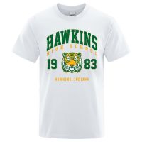 Hawkins High School 1983 Hawkins Indiana เสื้อยืดลําลอง แขนสั้น คอกลม ทรงหลวม ระบายอากาศ สไตล์ฮิปฮอป แฟชั่นสําหรับผู้ชาย  6T80