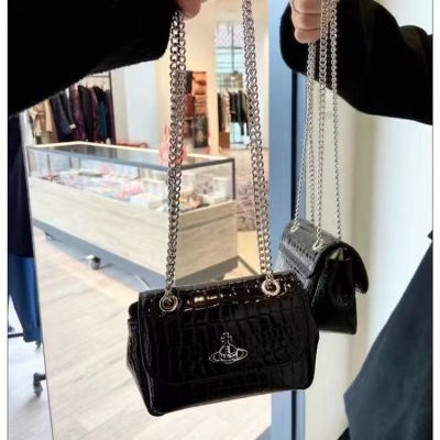 Vivienne Westwood ญี่ปุ่นกระเป๋าสี่เหลี่ยมเล็กใหม่ดาวเสาร์กระเป๋าลายหนังจระเข้กระเป๋าโซ่กระเป๋าทรงเกี๊ยวโทรศัพท์มือถือ