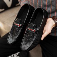 2023 Mens Shoes Soft and Comfortable Black Red Flock Mens Fashion Flat Shoes Sports Shoes Moccasin Driving Casual Shoes