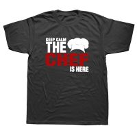 ถูกสุดๆเสื้อยืดแขนสั้น ผ้าฝ้าย พิมพ์ลาย Keep Calm The Chef Is Here สําหรับผู้ชายรหัสเต็ม