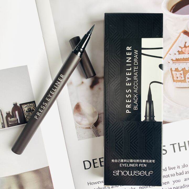 Japanese eyeliner Laiqi Shows Her Own Blackbook Fine Painting and